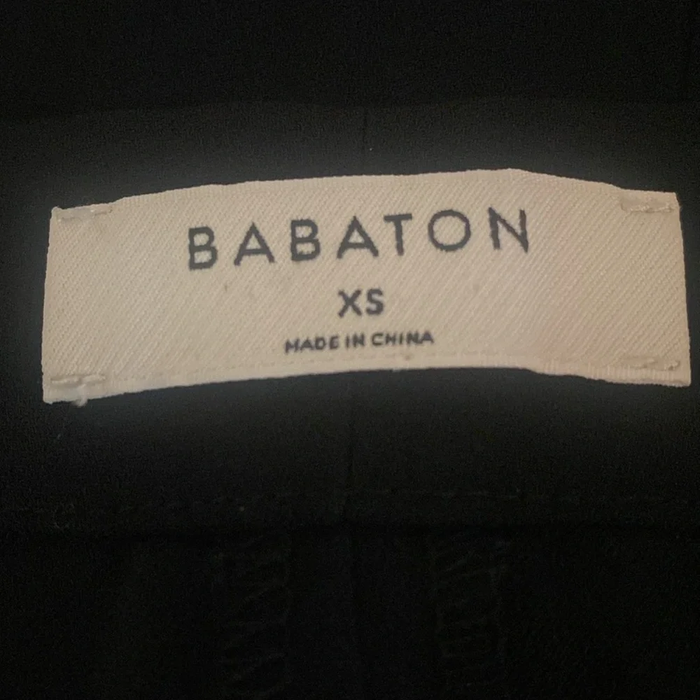 Aritzia Babaton stunning black trousers w/ stretchy waist w/ pockets.